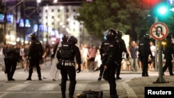 Белградда полиция бийликчил жана оппозициячыл демонстранттарды кууп таратты. 13-август, 2025-жыл. 
