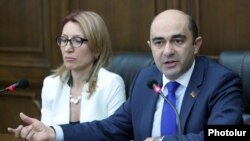 «Լուսավոր Հայաստան» խմբակցության պատգամավոր Մանե Թանդիլյանը և խմբակցության ղեկավար Էդմոն Մարուքյանը։