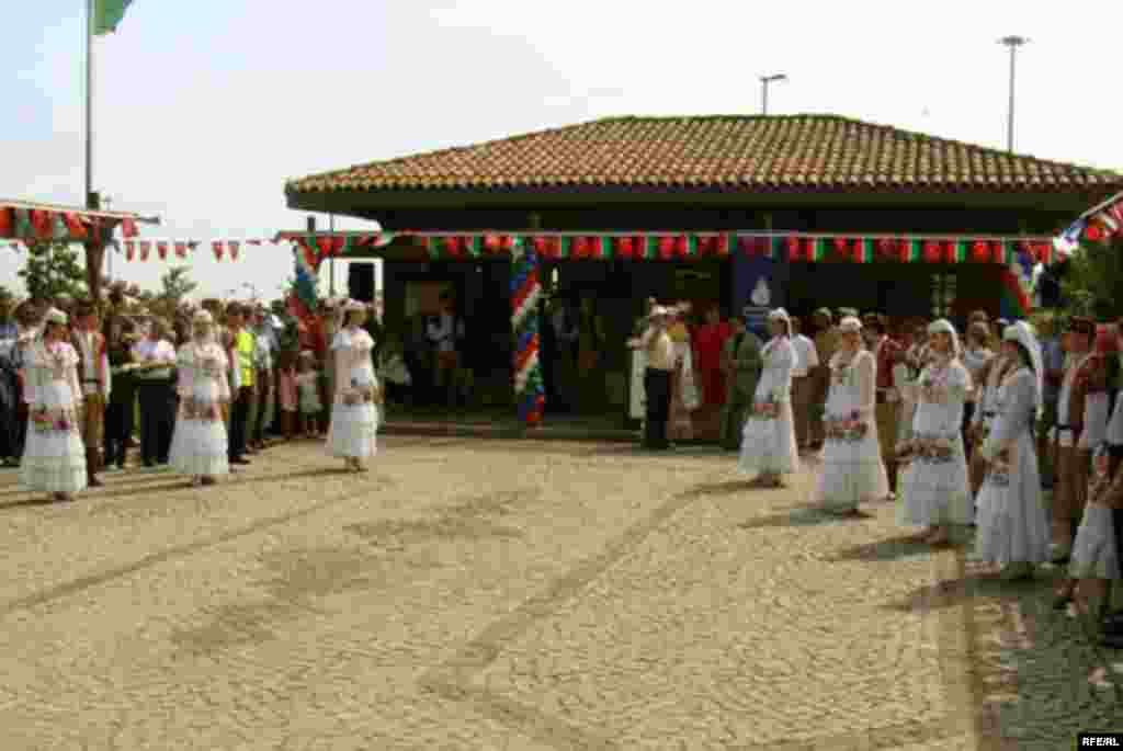 Tatar-Başqort yortı - 6 iyün könne İstanbulnıñ Yevropa öleşendä, İstanbul Böyekşähär bälädiäse tarafınnan tözelgän Topkapıda Tatarstan mädäniät yortınıñ açılış tantanası uzdı. Selman Yeşil fotoları © tawish.org