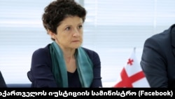 По данным Теи Цулукиани, из 129 организаций-наблюдателей 32 либо напрямую связаны с оппозиционными партиями, либо аффилированы с ними