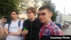 Координатор штаба Навального Александр Зыков (на фото – справа)