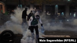 უცნობია მომიტინგეების წინააღმდეგ გამოყენებული სპეციალური საშუალებებისა და ქიმიური ნივთიერებების ზუსტი ჩამონათვალი და რაოდენობა.