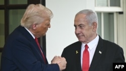 ABŞ prezidenti Donald Tramp Vaşinqtonda İsrailin baş naziri Benyamin Netanyahu ilə əl sıxır.