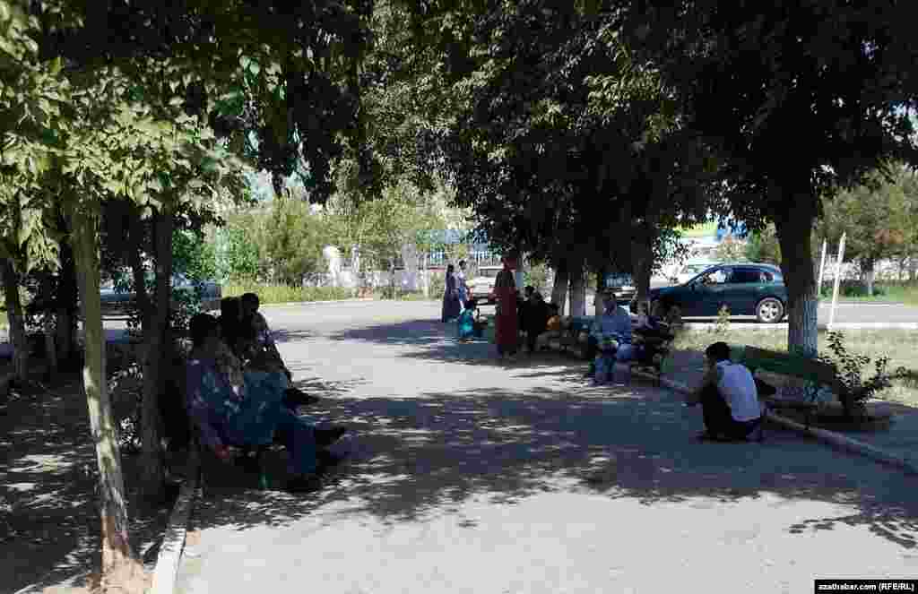 Yssy howa şertlerinde nobata duran adamlar baglaryň kölegesinde garaşmaly bolýarlar