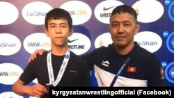Эркин күрөш боюнча кадеттер арасындагы дүйнө чемпионатынын коло байгесинин ээси Имронбек Рахманов жана эркин күрөш боюнча жаштар арасында дүйнө чемпиону, машыктыруучу Улан Надырбек уулу. 21-июль, 2021-ж. Будапешт, Венгрия.