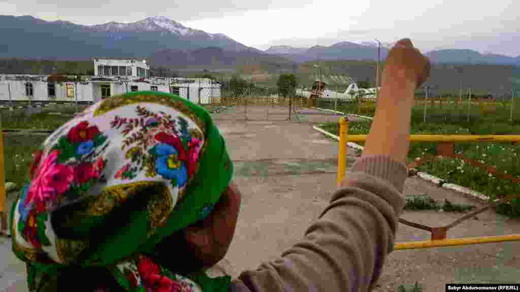 Учурда аэробекет иштеп жаткан ишкана. Анда 10 чакты адам эмгектенет. Бир үй-бүлө аба майдандын имаратында такай жашап, кароолдук кылат. Ишкана кызматкерлерине айлык төлөнөт.