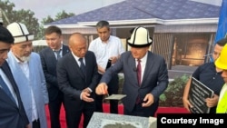 Ош шаарында "Эне-Сай" конушунун курулушу үчүн мезгил кутучасын салуу аземи. 1-июль, 2025.