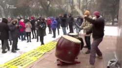 У Киргизстані протестували проти посилення влади президента (відео)