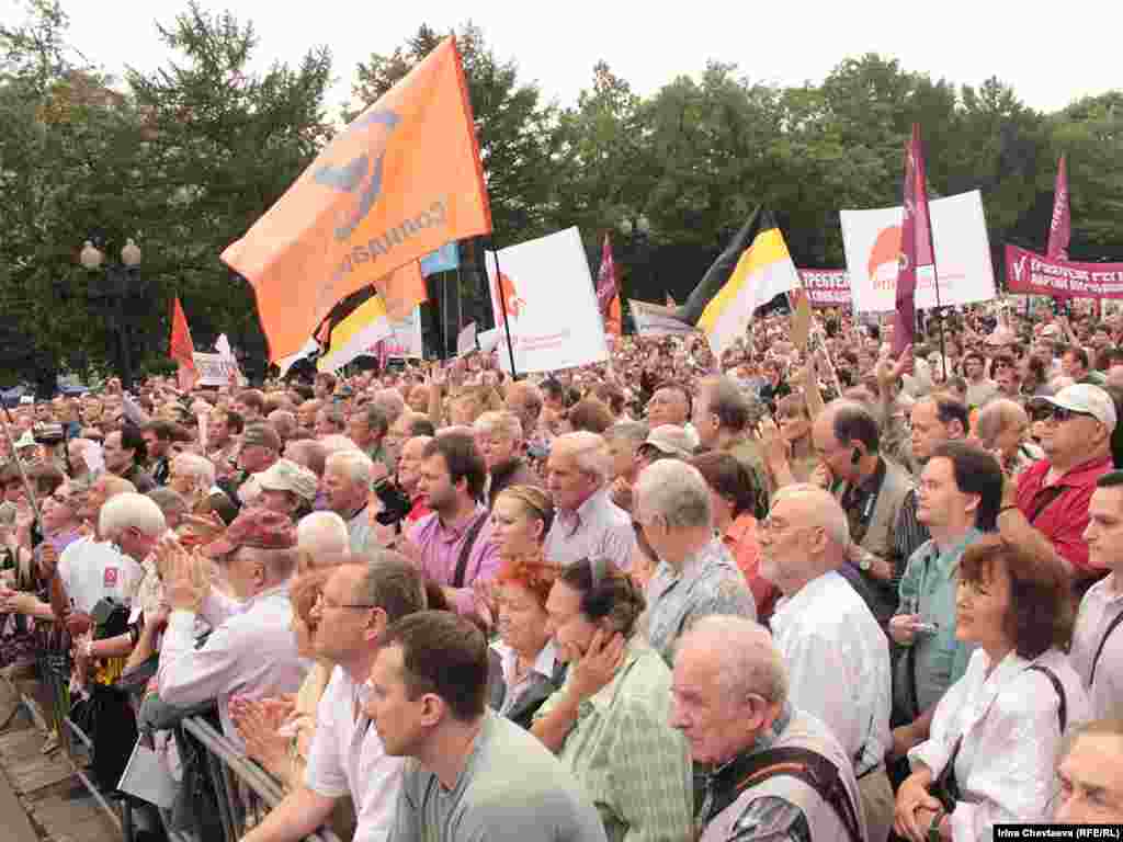 В центре Москвы прошел митинг  под лозунгами "России - Да! Путину - Нет!", "Пора менять власть!" и "За честные выборы".