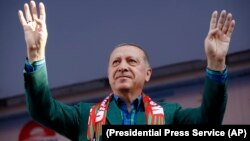 Түркиянын президенти Режеп Тайып Эрдоган шайлоо өнөктүгү менен Диярбакыр шаарында. 3-июнь, 2018-жыл. 