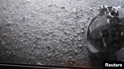 NASA агенттігі түсірген Марсқа қонған Curiosity ғарыш аппаратының көрінісі. 6 тамыз 2012 жыл.  