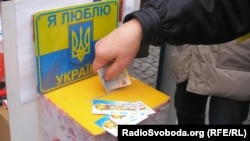 Одна зі скриньок для пожертв Євромайдану у Дніпропетровську