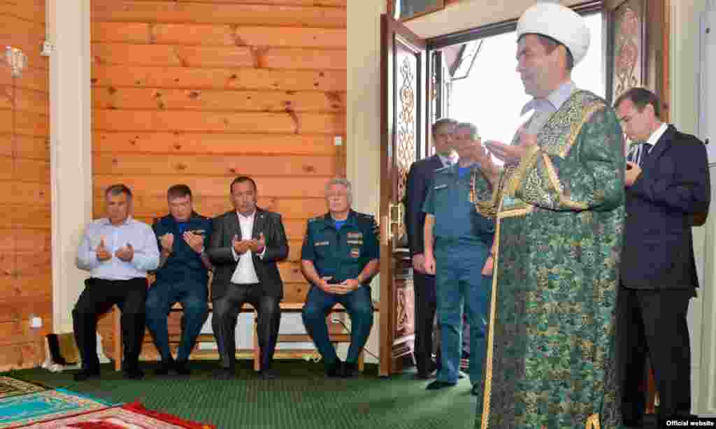 Узган ел әлеге мемориалда ачылган мәчеттә корбаннар рухына дога укылды.