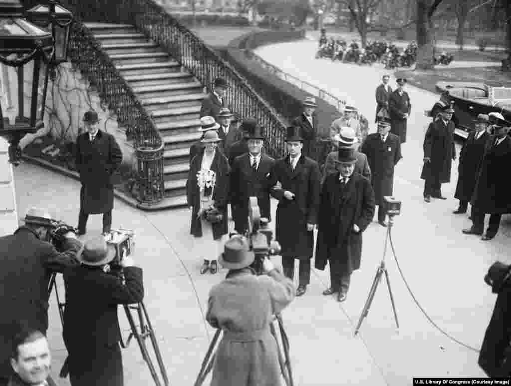 Жаңыдан ант берген президент Франклин Делано Рузвельт (ортосунда, чаарала галстукчан) жубайы Элеанор жана уулу Жэймс менен. Вашингтон, 4-март, 1933-жыл. Рузвельт кызматта төрт мөөнөт, 1933-45-жылдары турду. 1951-жылкы конституциялык өзгөртүүдөн кийин бир эле киши президенттик кызматты эки мөөнөт гана аркалай алат. &nbsp;