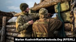 Українські вояки спостерігають за позиціями противника в зоні конфлікту на Донбасі. Мар’янка Донецької області, грудень 2017 року.