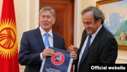 Мишел Платини Кыргызстанга келген учур. 9-октябрь, 2012-жыл. 