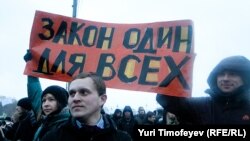 Медведев минглаб намойишчиларнинг шиорларига қарши эканини айтмоқда. Намойишчилар "Адолатли сайловлар учун" шиори остида кўчага чиққан эди.