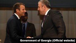 Президент Франции Эммануэль Макрон передал премьер-министру Грузии Георгию Квирикашвили председательство в организации