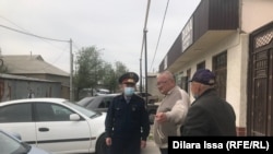 Шымкентский активист Абдрахман Касымбеков сообщает, что полицейские дежурят рядом с его домом, не позволяя отправиться на место возможного митинга. 24 апреля 2021 года.