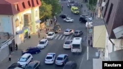 Ռուսաստան, Դաղստան - Ոստիկանության և շտապօգնության ավտոմեքենաները դեպքի վայրում, Մախաչկալա, 23-ը հունիսի, 2024թ.