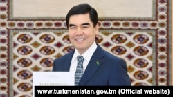 Президент Туркменистана Гурбангулы Бердымухамедов со своей книгой "Туркменистан – сердце Великого Шелкового пути" 