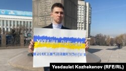 Тимофей Морозов на площади Республики в Алматы, 24 февраля 2025 г.