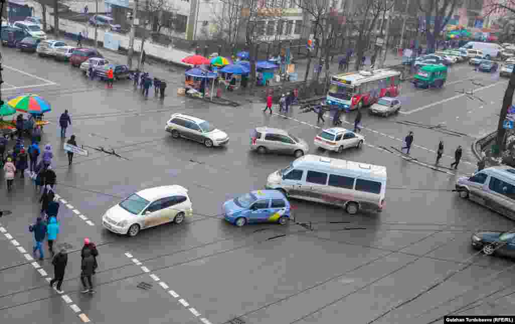 Жол кыймылынын коопсуздугун көзөмөлдөгөн камералар ишке киргенине карабай эрежени сактабаган айдоочулар да жок эмес.&nbsp;