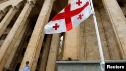 Новость о возможном подписании договора о вхoждении Южной Осетии в состав России в политических кругах Грузии не вызвала особого замешательства. Однако официальные лица все же известили об этой новости зарубежных партнеров