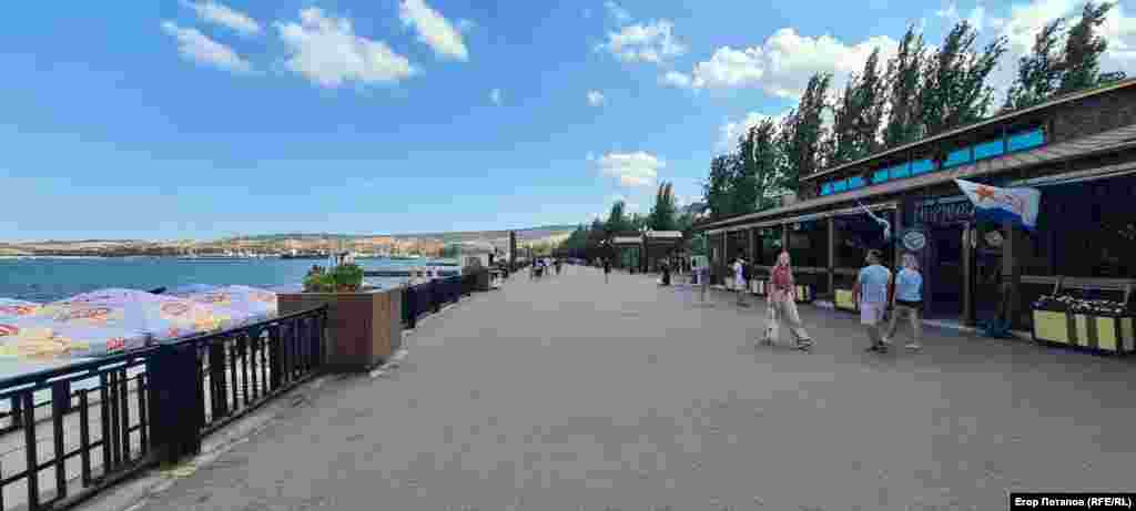 Феодосійці вже звикли до порожньої набережної у пік сезону