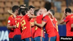 Հայաստան - Իսպանիայի հավաքականը տոնում է Եվրոպայի մինչև 19 տարեկանների առաջնության կիսաեզրափակիչում հաղթանակը Ֆրանսիայի ընտրանու նկատմամբ, Երևան, 24-ը հուլիսի, 2019թ.