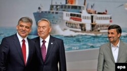 Түркия. Президент Абдулла Гүл (солдо), Казакстан президенти Нурсултан Назарбаев (ортодо), Иран президенти Махмуд Ахмадинежад (оңдо). Ыстамбул. Эл аралык конференция алдында. 8-июнь 2010