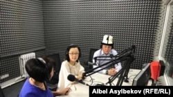 Программа "Арай көз чарай" в студии "Азаттыка"(ведущая Бурулкан Турдубек кызы, политолог Чинара Эсенгул, политик Жениш Молдокматов), 14 июля 2017 г..