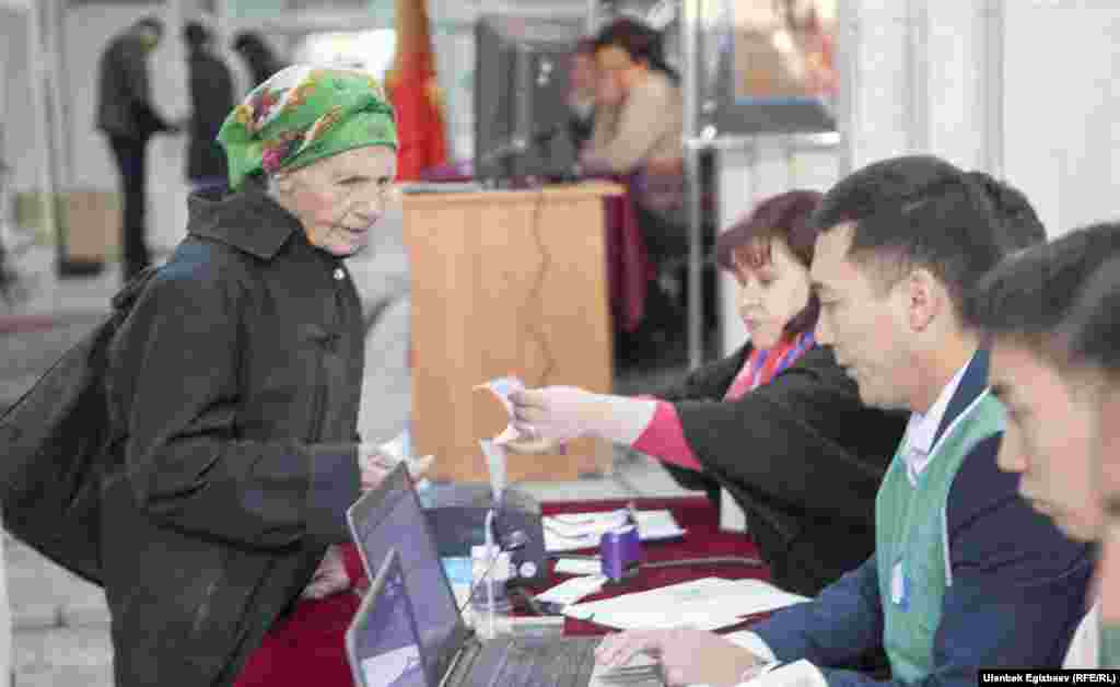 Президенттикке ат салышууга жалпысынан 59 адам арыз берген, БШК анын 13үн каттаган. Талапкерлер 10-сентябрдан 13-октябрга чейин үгүт иштерин жүргүздү. 