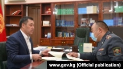 Президенттин милдетин аткаруучу Садыр Жапаров менен ички иштер министри Улан Ниязбековдун жолугушуусу. 2020-жылдын 19-октябры.