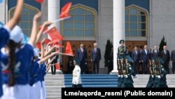 Қазақстан билігі елге сапармен келген Қытай президенті Си Цзиньпинді қошеметпен қарсы алды. Астана, 16 маусым, 2025 жыл.