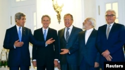АКШнын мамкатчысы Жон Керри, Британ тышкы иштер министри Филип Хаммонд, Орусия тышкы иштер министри Сергей Лавров, Ирандын тышкы иштер министри Жавад Зариф жана Германиянын тышкы иштер министри Франк Вальтер Штайнмайер. Венадагы жолугушууда. 24-ноябрь, 2014-жыл