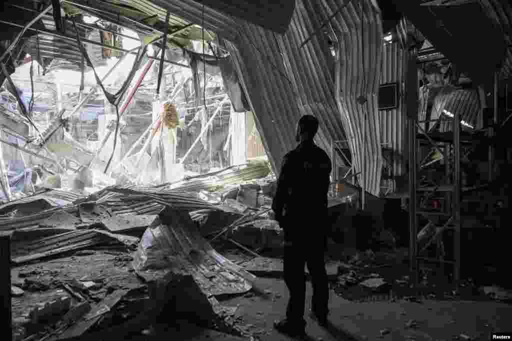 Орусиянын учкучсуз учагы аткан жерде турган украин полициясынын кызматкери. Одесса, Украина. 