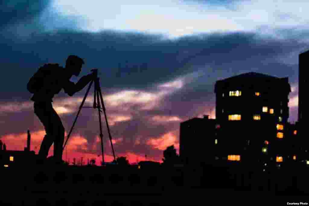 Фотограф. Сүрөт Бишкек шаарында тартылган. Автору: Дастан Уметтегин