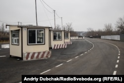 КПВВ Золоте, збудований з українського боку (проте, прохід ним підконтрольними Росії силами не відкритий)