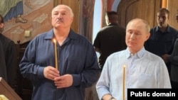 Володимир Путін і Олександр Лукашенко на молебні в церкві на території Валаамського монастиря, Росія, 1 серпня 2025 року