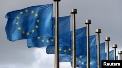 Եվրամիության դրոշնեը Բրյուսելում Եվրահանձնաժողովի կենտրոնակայանի դիմաց, արխիվ