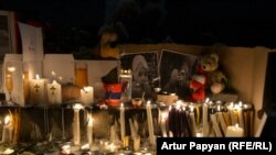 Մոմավառություն Երևանի Ազատության հրապարակում՝ 6 ամսական Սերյոժա Ավետիսյանի և նրա ընտանիքի 6 անդամների հիշատակին, 19-ը հունվարի, 2015թ.