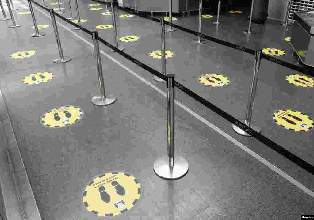 Наліпки для дотримання фізичної дистанції між пасажирами в міжнародному аеропорту &laquo;Бориспіль&raquo; в Київській області