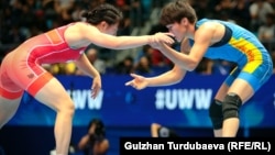 Юкако Каваи менен Айсулуу Тыныбекова беттеш учурунда. Күрөш боюнча дүйнө чемпионатынын 1/8 финалы. Казакстан, Нур-Султан шаары. 19-сентябрь, 2019-жыл.