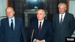 Злева направа: Станіслаў Шушкевіч, Міхаіл Гарбачоў і Барыс Ельцын