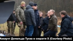 Премьер-министр Польши Дональд Туск (второй справа) ранее заявил, что взрыв был вызван «беспрецедентным актом диверсии».