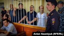 Крымские активисты во время слушаний в Верховном суде по делу "Хизб-ут-Тахрир"