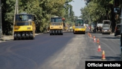 Ремонт дороги в Бишкеке. Архивное фото.
