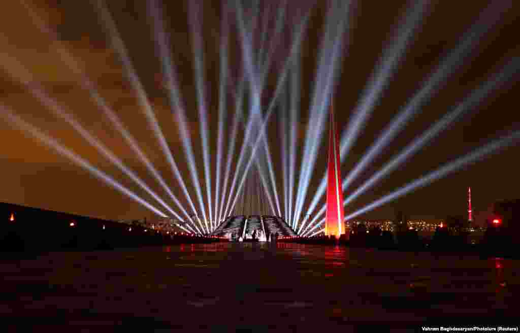 Мемориальная служба в Цицернакаберде, мемориальном комплексе в Ереване, посвященном жертвам массового убийства армян турками-османами в 1915 году. Службу транслировали в прямом эфире, в обычное время ее посещали тысячи армян. &nbsp;