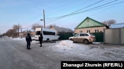 Сотрудники полиции у дома, где в ночь на 11 января произошло ЧП. Актобе, 14 января 2025 года